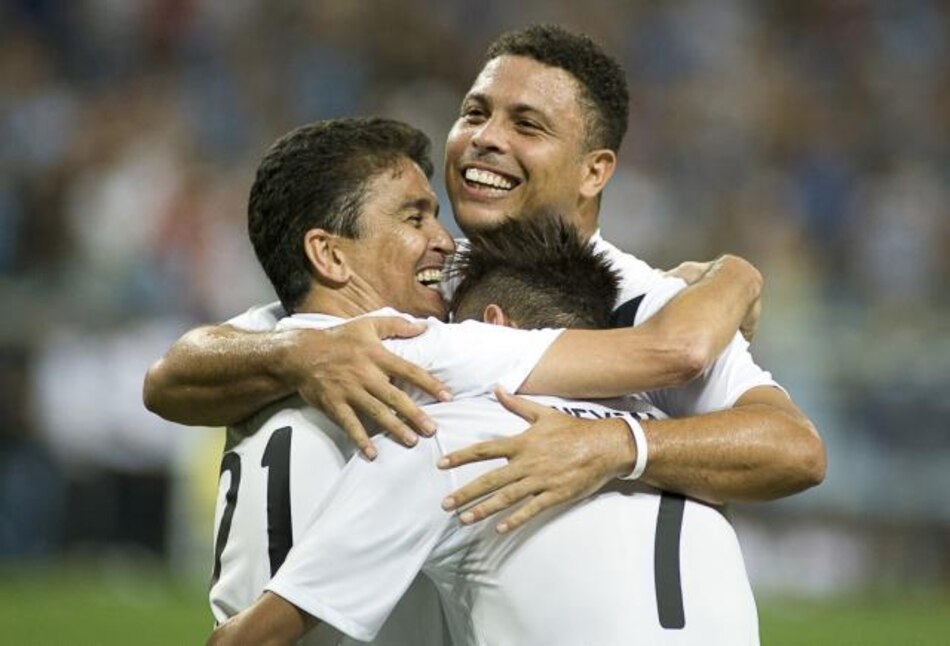 Amigos de Ronaldo ganan el partido contra la pobreza con el apoyo de afición