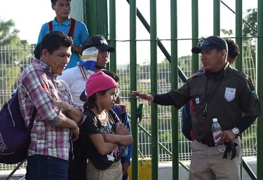 México ofrece ‘oportunidades’ a migrantes y EU advierte que impedirá su ingreso