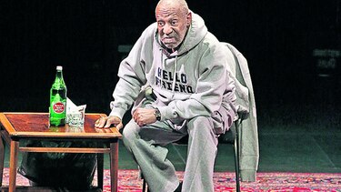 Bill Cosby se presenta en medio de protestas