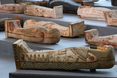 Descubren más de cien sarcófagos intactos en Egipto, un verdadero ‘tesoro’