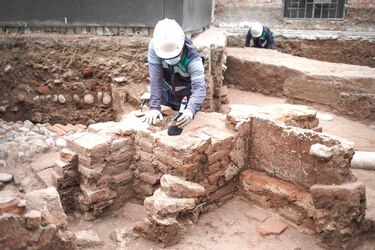 Hallan restos de una capilla del siglo XVII debajo de una plaza en la capital de Perú