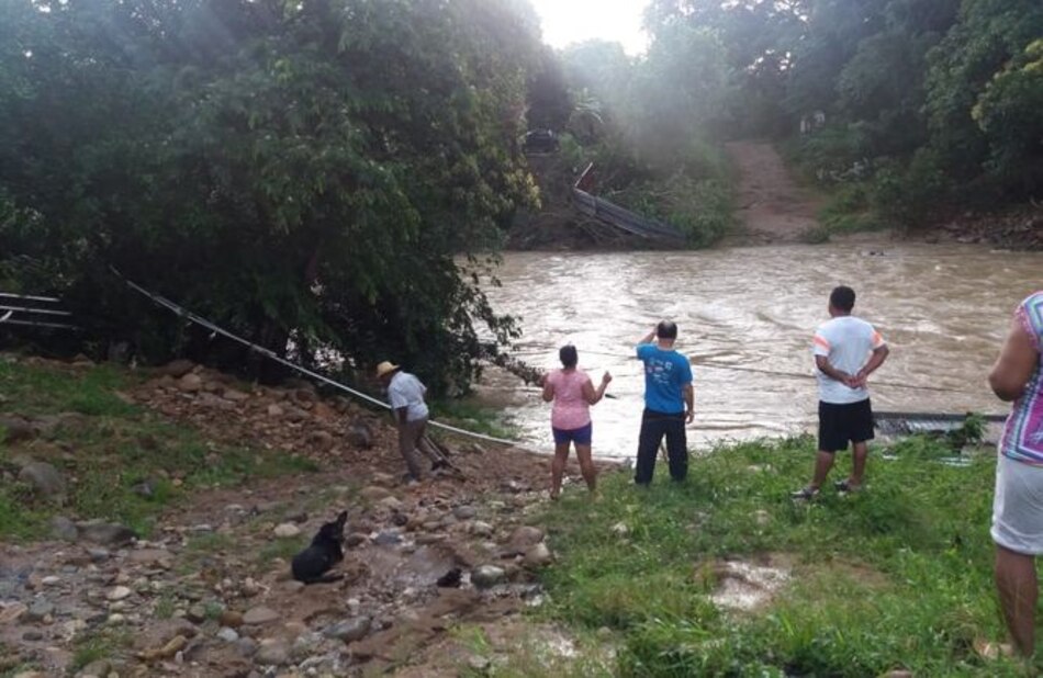 Residentes de Bocas de los Ríos están incomunicados por caída de puente