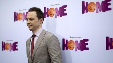 La comedia permite lidiar con verdades incómodas, según el actor Jim Parsons