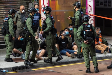 En Hong Kong la policía reprime a manifestantes contra postergación de legislativas