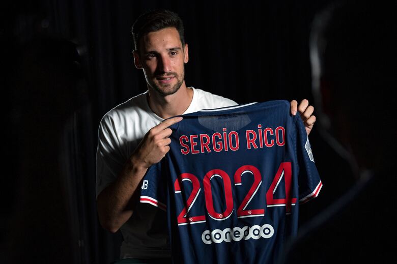 El portero Sergio Rico recibió varias patadas del caballo en la cabeza tras caerse en El Rocío