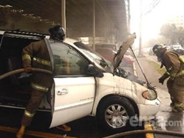 Se incendia camioneta en estacionamiento por la Ave. 12 de octubre