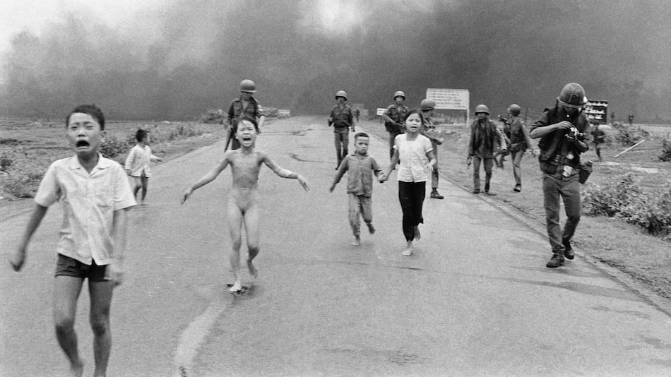¿Quién tomó realmente la foto de la niña del napalm, una de las imágenes más famosas de la historia?