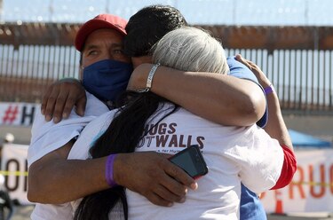 Familias migrantes se abrazan de nuevo en la frontera México-Estados Unidos cerrada por la pandemia