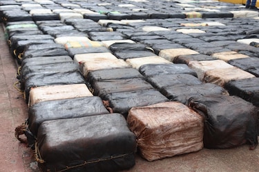 Imputan cargos y dictan detención a 10 hombres por carguero con droga valorada en más de $200 millones