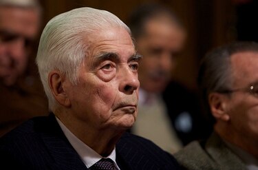 Argentina condena a perpetuidad a 28 represores por crímenes de dictadura