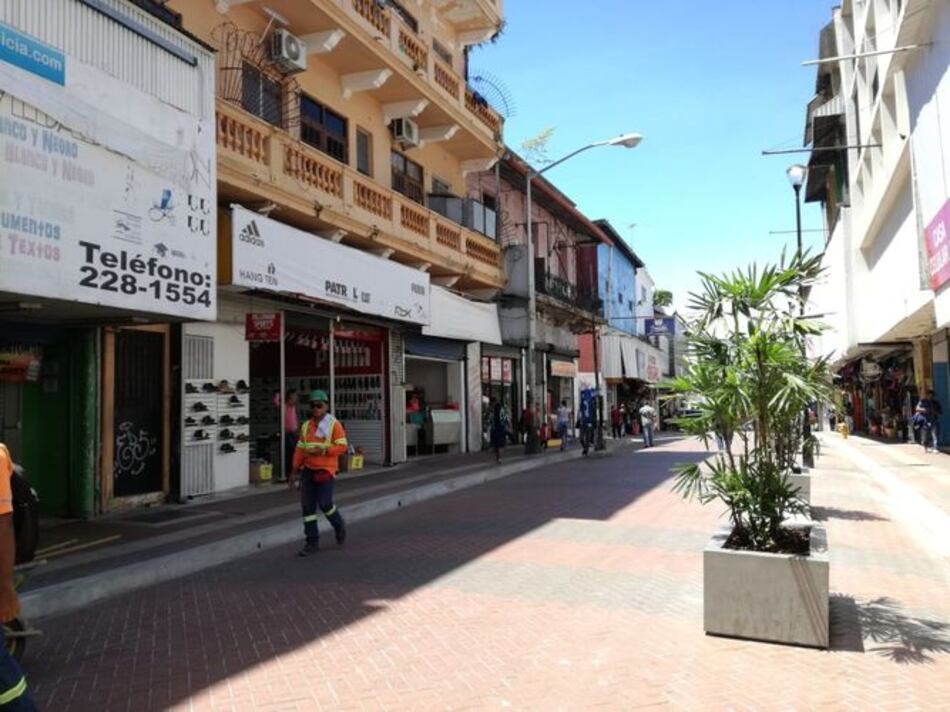 Alcaldía inspecciona trabajo de revitalización del espacio público en la avenida Central