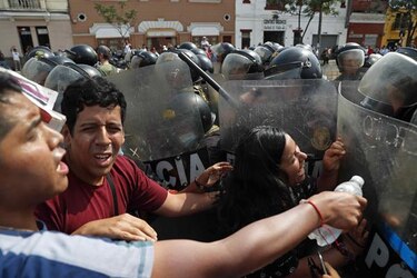 Manifestantes peruanos queman un segundo puesto fronterizo con Bolivia