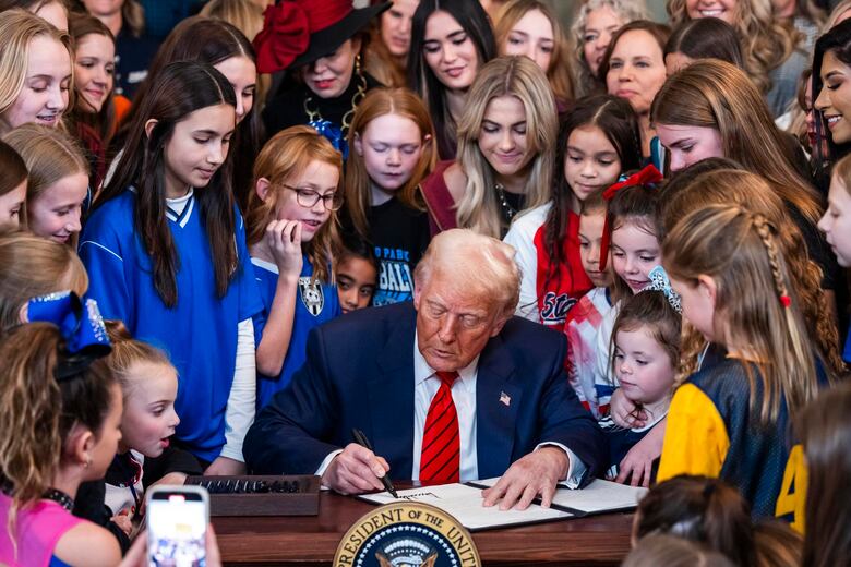 Trump firma una orden para prohibir a mujeres transgénero competir en deportes femeninos