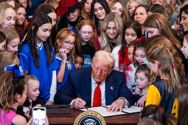 Trump firma una orden para prohibir a mujeres transgénero competir en deportes femeninos