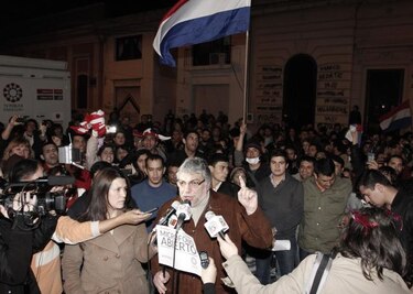 Fernando Lugo: congresistas 'han destituido la democracia' de Paraguay