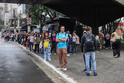 Confusión en las elecciones brasileñas: se prorroga la votación y se pausa el recuento