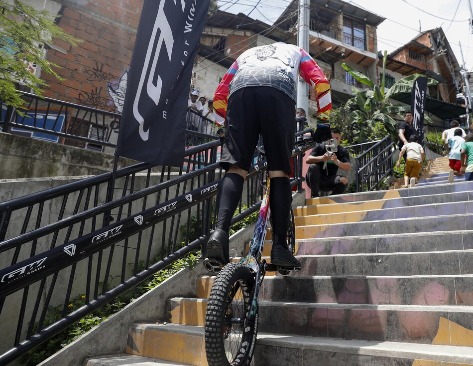 Colombiano logra el reto de subir 223 escaleras de la Comuna 13 de Medellín en 8 minutos