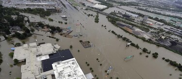Alcalde de Houston impone toque de queda nocturno por inundaciones