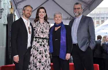 Anne Hathaway celebra su estrella en el Paseo de la Fama