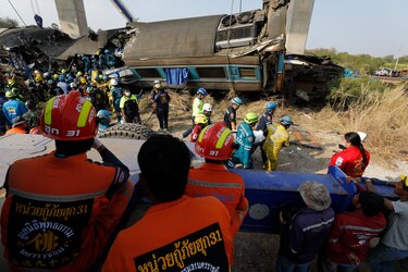 Al menos 32 fallecidos y decenas de heridos tras caer una grúa sobre un tren en Tailandia