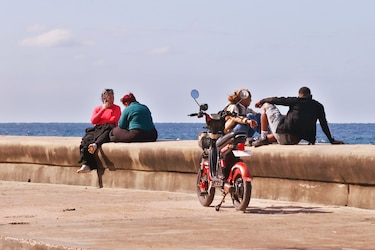 Autobuses, clases y hospitales: el asedio petrolero de Estados Unidos comienza a paralizar Cuba