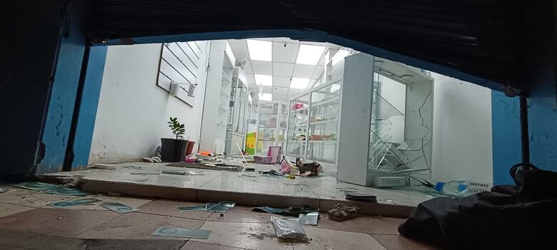 Enfrentamientos en las inmediaciones de la Asamblea Nacional; vandalizaron un local comercial