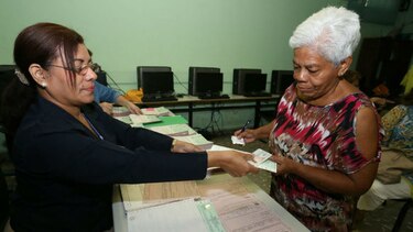 Jubilados retiran los Cepadem en centros educativos y en la Arena Roberto Durán