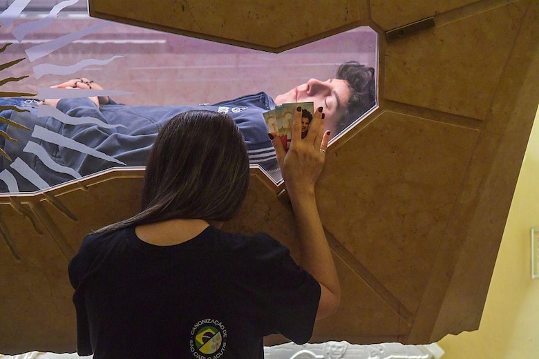 Quién fue Carlo Acutis, el ‘influencer de Dios’ al que el Vaticano declaró santo tras atribuirle el milagro de curar a una joven costarricense