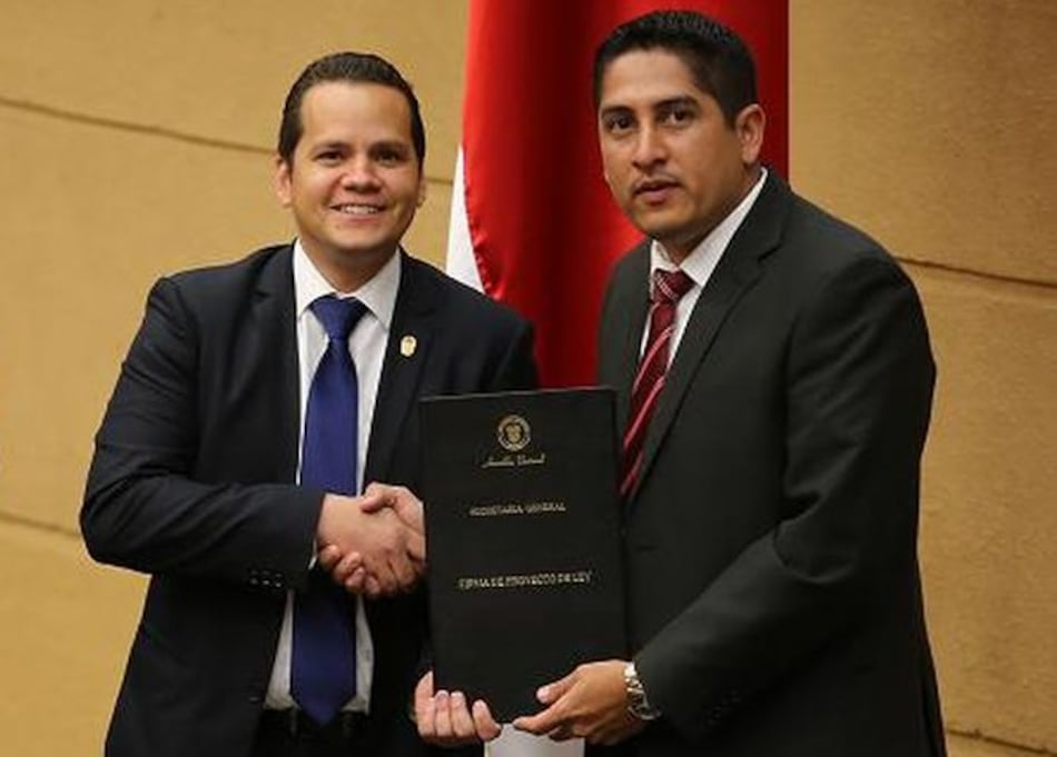Ratifican a Efraín Medina como director de la Lotería Nacional