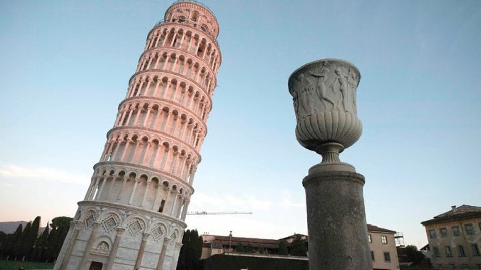 La célebre Torre de Pisa, cada vez menos inclinada
