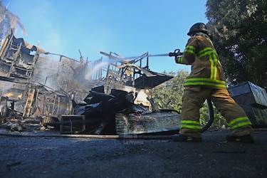 Una casa y siete vehículos fueron consumidos por un incendio en el sector de Diablo