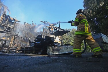 Una casa y siete vehículos fueron consumidos por un incendio en el sector de Diablo