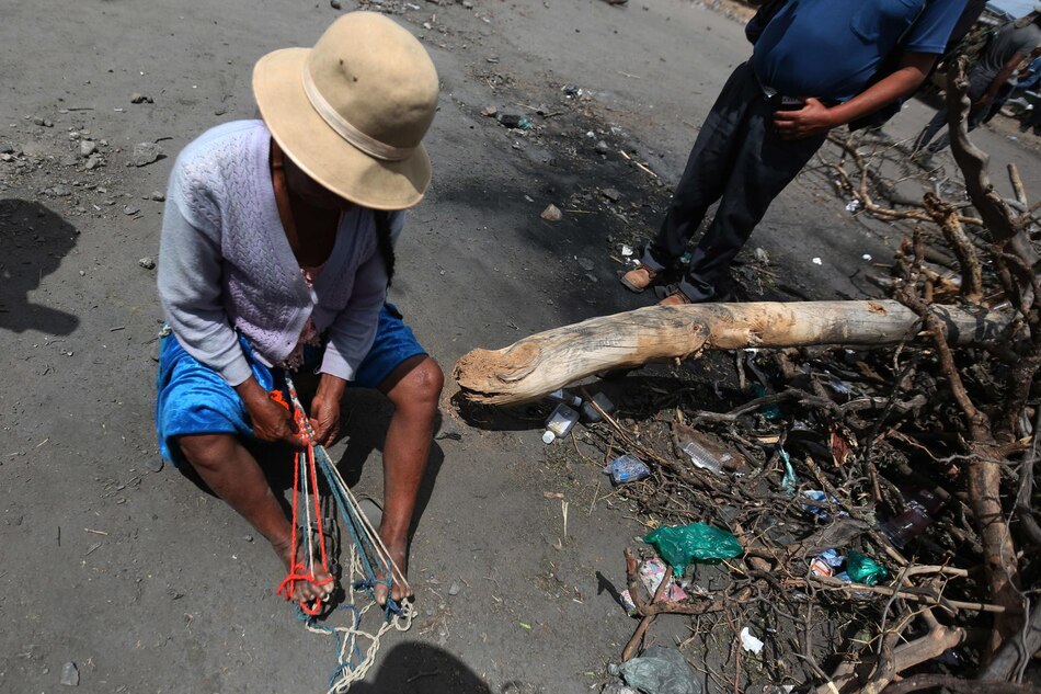 ‘Evistas’ se entrenan con tirapiedras para enfrentar a ‘militares o policías’ en Bolivia