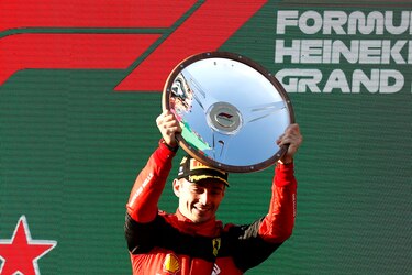 Leclerc reina en Australia delante de Pérez, Verstappen abandona