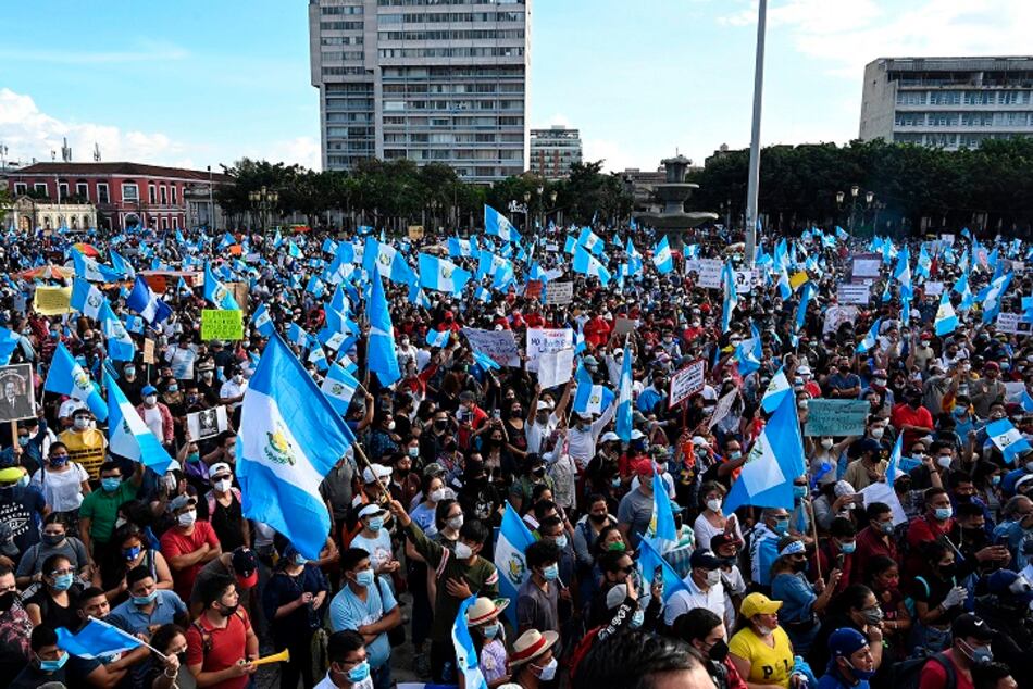 Miles de manifestantes piden renuncia del presidente de Guatemala