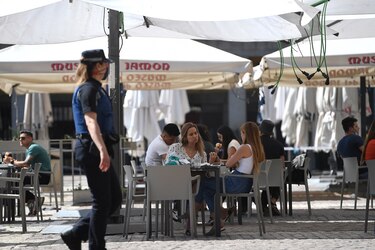 Madrid se reencuentra con sus bares y las playas abren en parte de España