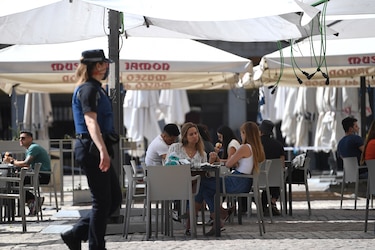 Madrid se reencuentra con sus bares y las playas abren en parte de España