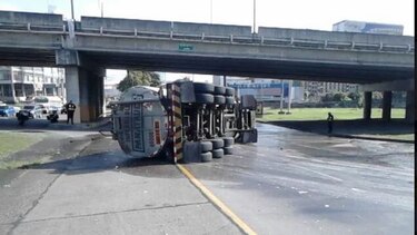 Camión con queroseno se accidenta en la Tumba Muerto