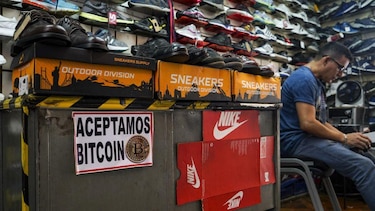 Qué pasó con el experimento de Bukele de convertir a El Salvador en el "país del bitcoin"