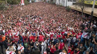 Peruanos reciben con carnaval a su selección