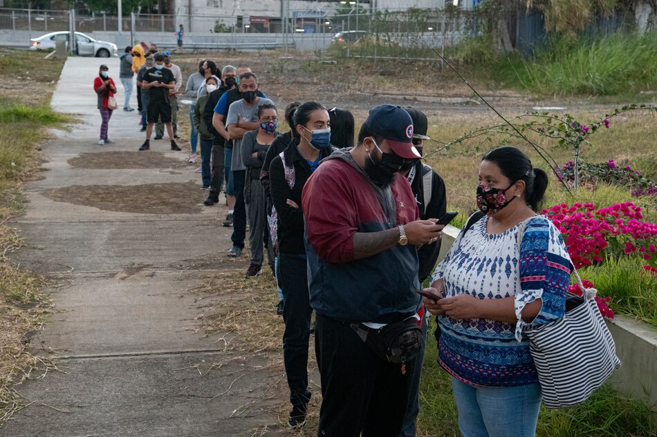 Costa Rica elige presidente entre 25 candidatos y sin favoritos