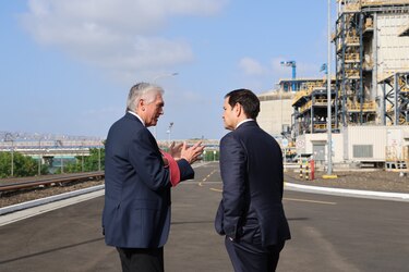 El secretario de Estado de EU también visitó las instalaciones de AES Panamá en Colón