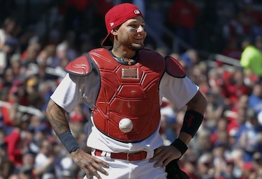 Bola que se pegó al receptor Yadier Molina fue subastada