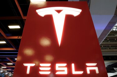 Ford y Tesla llaman a revisión miles de automóviles en Estados Unidos