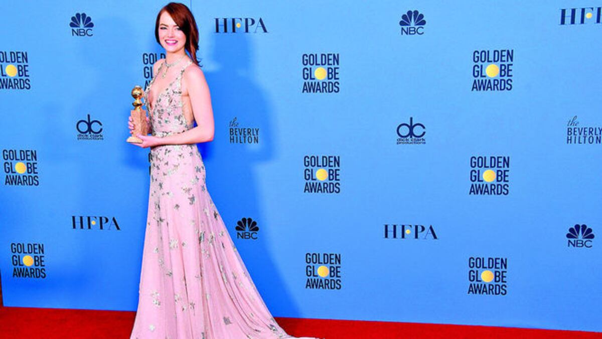 Emma Stone apareció con un elaborado y sutil vestido de ensueño en rosa con pedrerías en forma de estrellas destellantes.