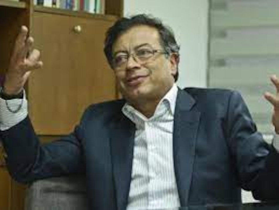 Papa Francisco se reúne con Gustavo Petro, precandidato a la presidencia de Colombia