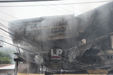 Bomberos logran sofocar incendio en un local de productos químicos marinos