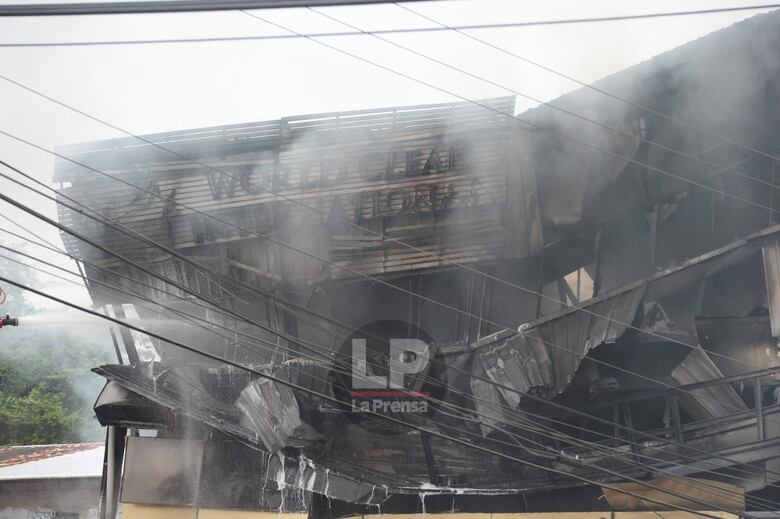 Bomberos logran sofocar incendio en un local de productos químicos marinos