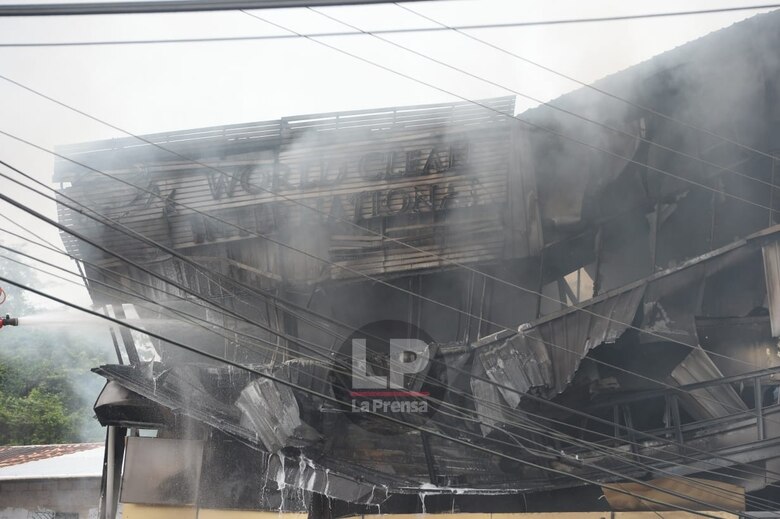 Bomberos logran sofocar incendio en un local de productos químicos marinos