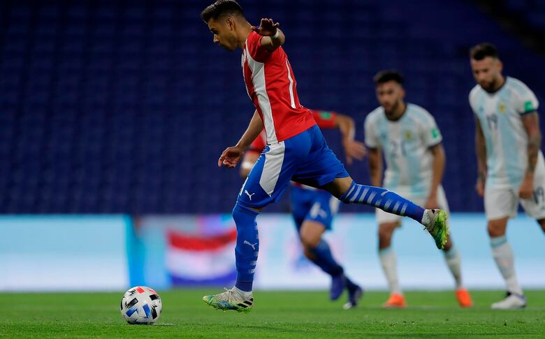 Argentina trastabilla con Paraguay; Ecuador gana a Bolivia duelo de la altura